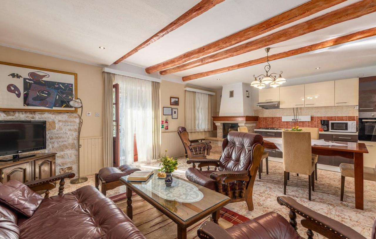 Hotel House Peresiji Habitación foto